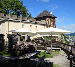 Blick auf die Terrasse des Restaurants Stadtalm