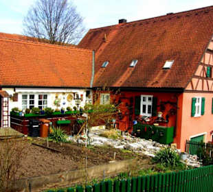 Die Vorgärten der Häuser