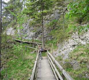 Blick über den Steg zum gut gesicherten Aufstieg