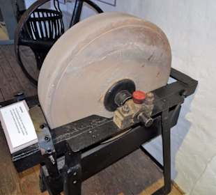 Schleifstein in der Böttcherei des Brauereimuseums