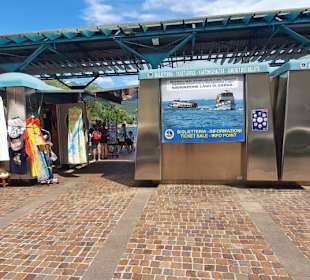 An den Ablegestellen Boote