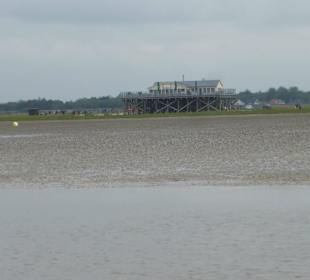 Blick auf die Strandhütte vom Watt aus