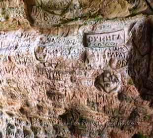 Ein Meer von Fels-Eingravierungen von Besuchern