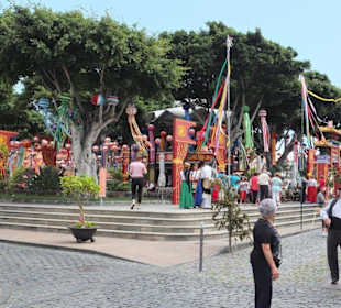 Geschmückter Dorfplatz