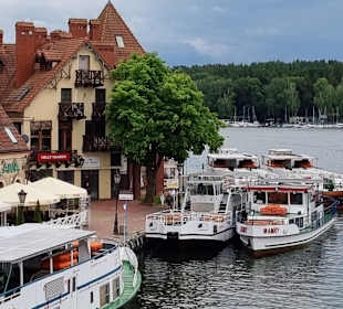 Die großen SchiffeFüßgängerbrücke