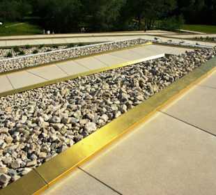 Ränder in Goldblech verkleidet