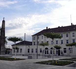 Gegenüber liegt der Bahnhof