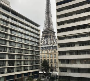 Blick auf Eiffelturm aus dem Zimmer