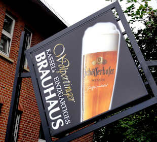 Wirtshausschild über dem Eingang