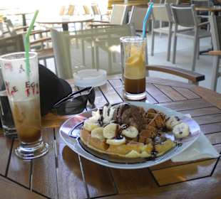 Leckerere Waffeln mit Schokoladeneis & Bananen