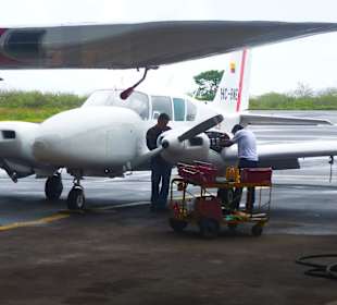 Nach dem fast Absturz, arbeiten am Triebwerk