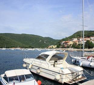 Стоянка лодок и яхт