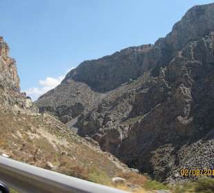 Die hohen Berge zwischen der Schlucht