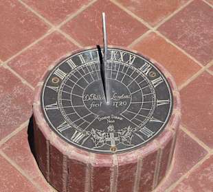 Sonnenuhr auf dem Kirchengelände