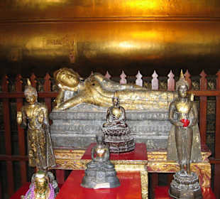 Kleine Buddha Stauen am liegenden Budha