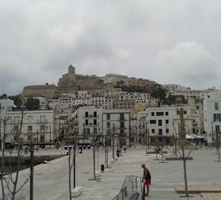 Ibizastadt mit Blick auf die Burg!