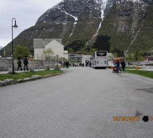 Weg zum Touristikzentrum rechts