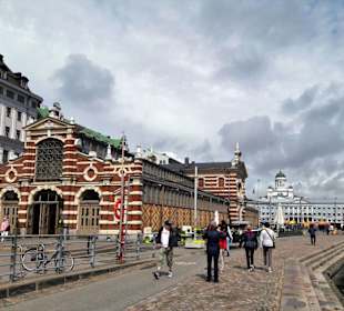 Markthalle und Dom in Helsinki