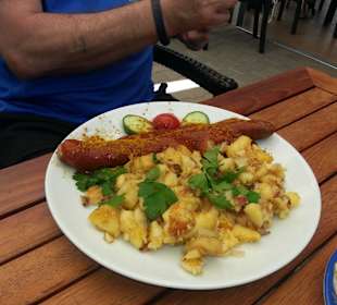 Bratkartoffeln mit Currywurst