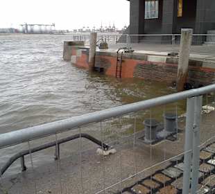 Hoher Pegelstand im Hafen