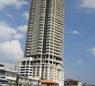 Ein teures Wohnhaus am Fluss.