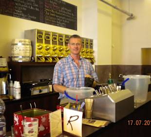 Chef beim Kaffeerösten 