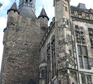 Essen bei ALEX mit Blick zum Rathaus / Granusturm