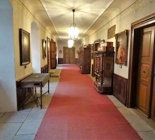 Rundgang durch die Räume des Wasserschlosses