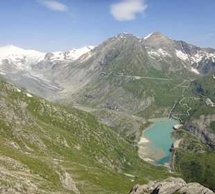 Blick auf die Glocknerstraße und den Stausee