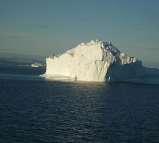 Ein Eisberg in der Sonne