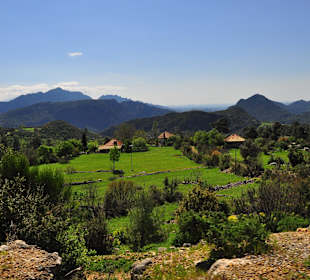 Ein kleines Dorf, tief in den Bergen verborgen.