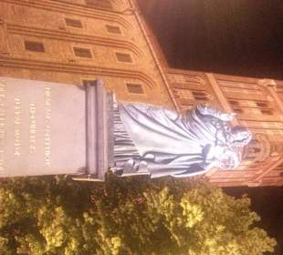 Pomnik Kopernika nocą.