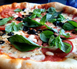 Leckere Pizza Caprese 