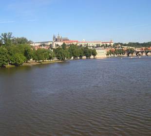 Blick über die Moldau zum Hradschin