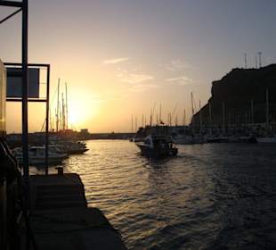 Sonnenuntergang im Hafen von Playa de Morgan