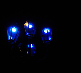 Alle Stadtbeleuchtung in Blau