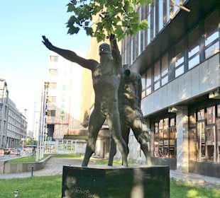 Bei der Skulptur Mauern durchbrechen von 2006
