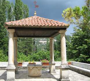 Pavillon vor der Kirche