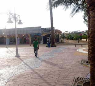 Andere Straßenseite vom Hotel Giftun Azur