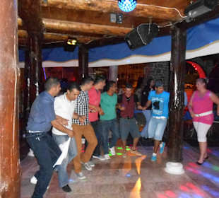 Touristen lernen den Volkstanz