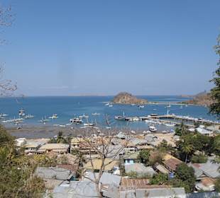 Panoramaaufnahme von Labuan Bajo mit Hafen