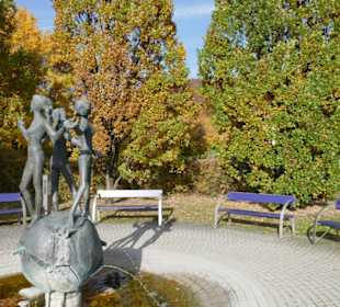 Brunnen mit Sitzbänken