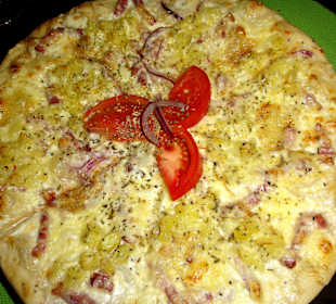 Pizza mit Speck und Käse