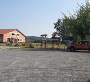 Großer unbefestiger Parkplatz 