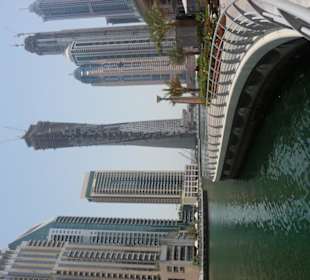 Dubai Marina Promenade und Infinity Tower