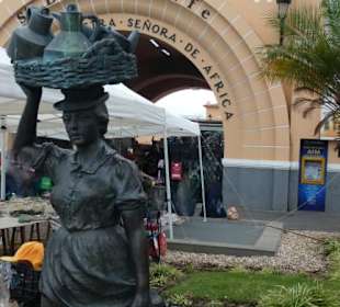 Denkmal der Marktfrau vor der Markthalle