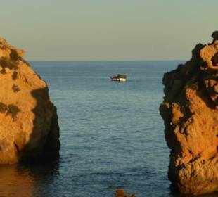 Praia dos Arrifes mit bizzarer Felsenküste