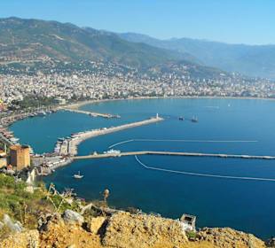 Ausblick von der Burg auf den Hafen von Alanya