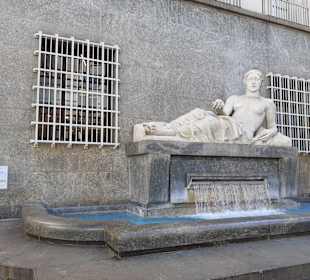 Brunnen an der Piazza CLN