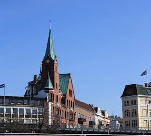 Blick vom Hafen auf die Stadt